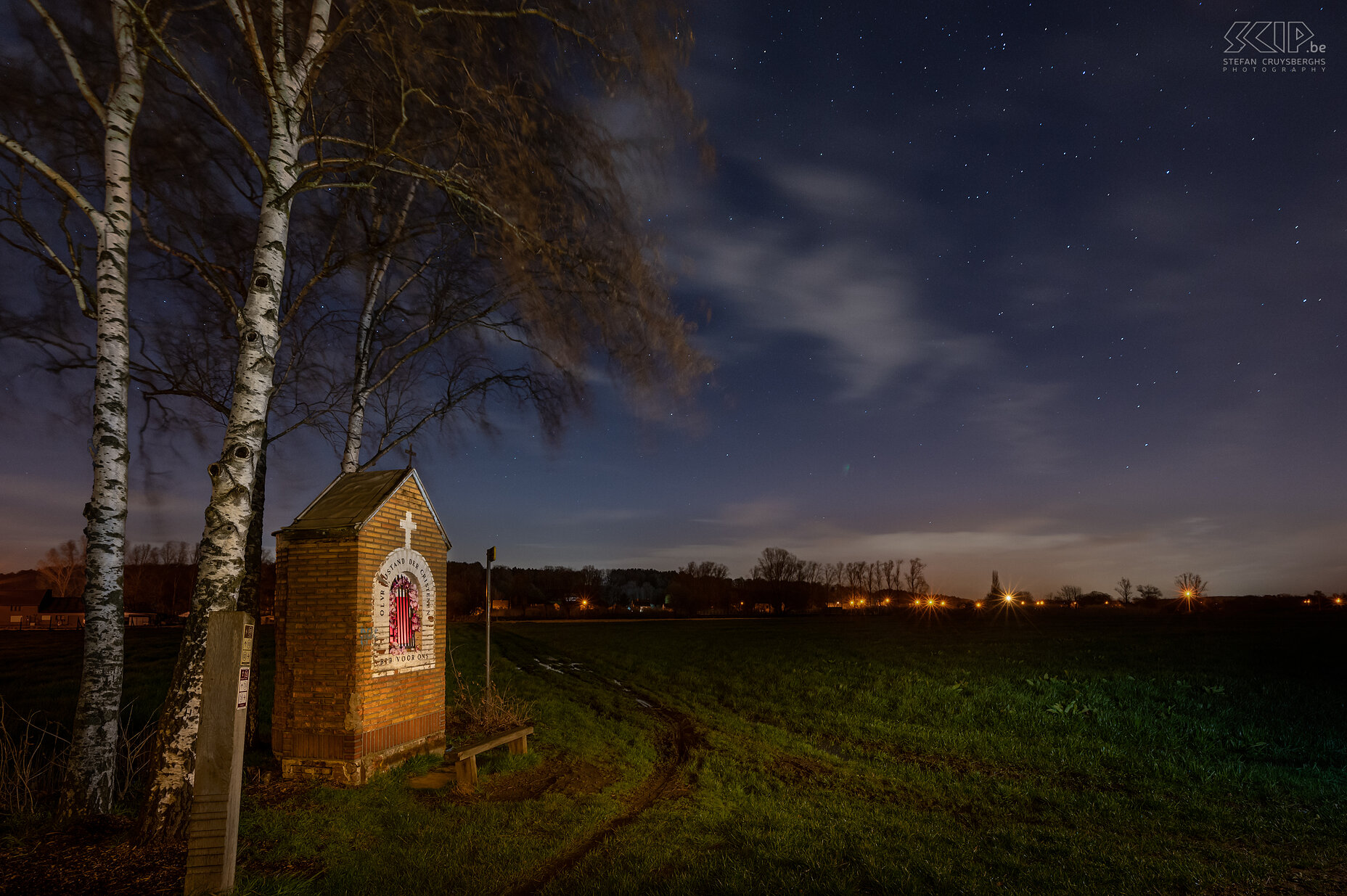 Hageland by night - Kapel van Onze-Lieve-Vrouw van Bijstand in Rillaar De Kapel van Onze-Lieve-Vrouw van Bijstand in Rillaar (Aarschot) tijdens het blauwe uur en bij volle maan. De kapel werd gebouwd in 1948 en is omringd door vier berkenbomen.  Stefan Cruysberghs